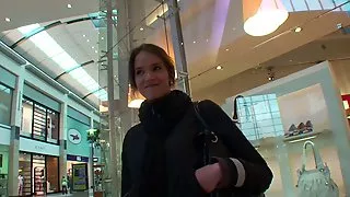 Teeny in der Mall angesprochen und von 2 Typen auf gefickt