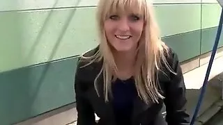 Blonde pays with BJ