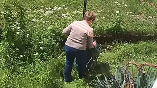 Bonne vieille voisine qui fait son jardin.. 1