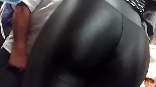 HUGE ASS MILF IN LEATHER PANTS CANDID