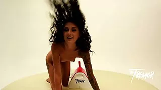 The Tremor shakes Kendra Cole to Orgasm