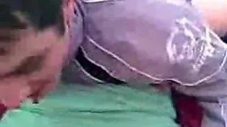 Curva se fute cand barbatul nu-i acasa